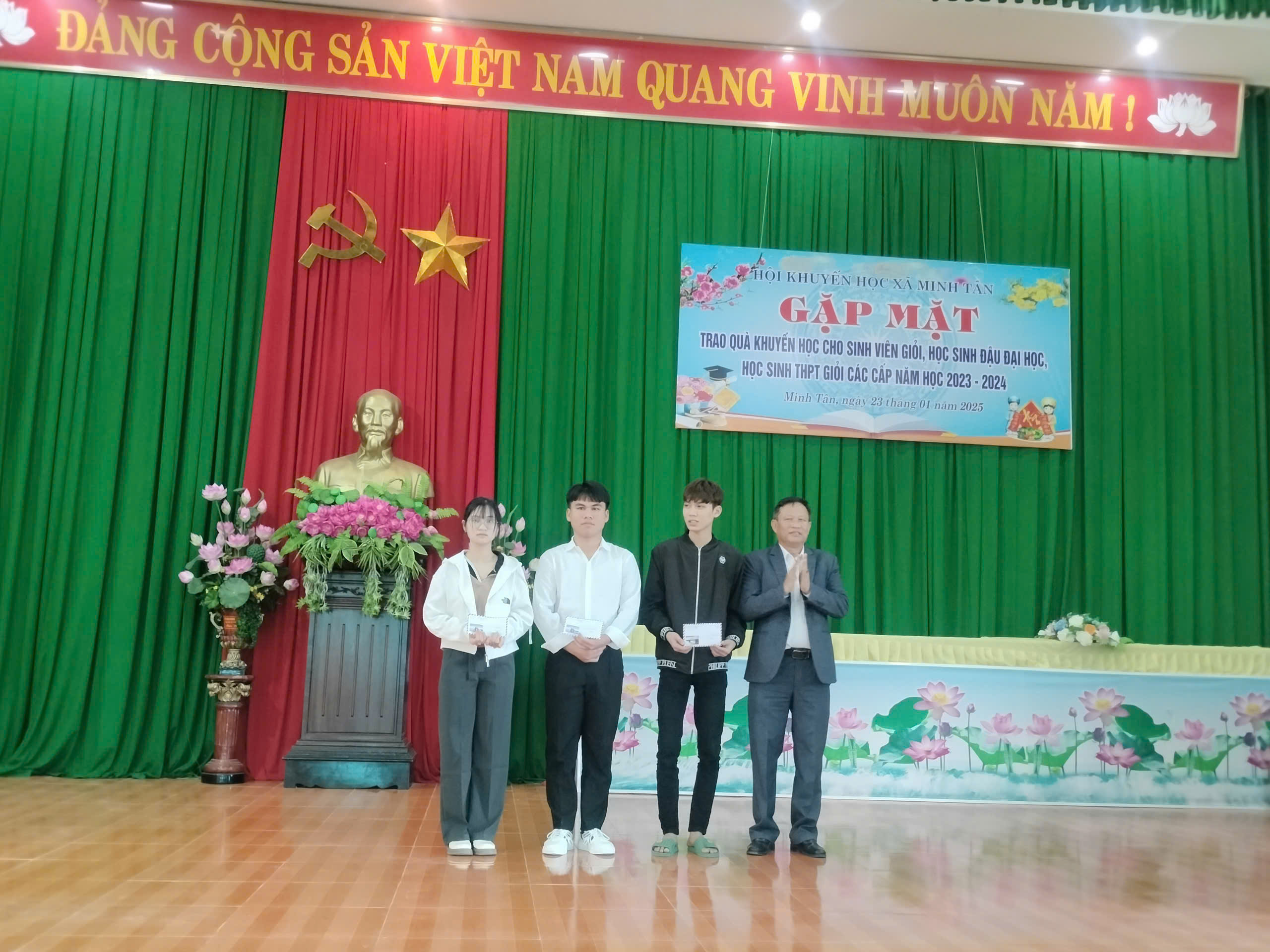 Anh-tin-bai
